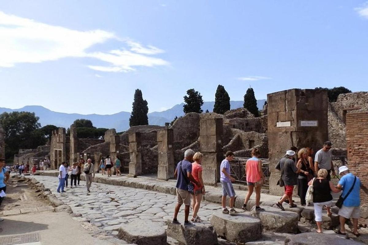 un groupe de personnes debout dans les ruines