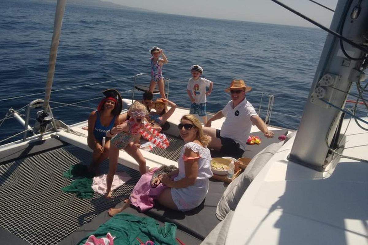 un grupo de personas sentadas en la cubierta de un barco
