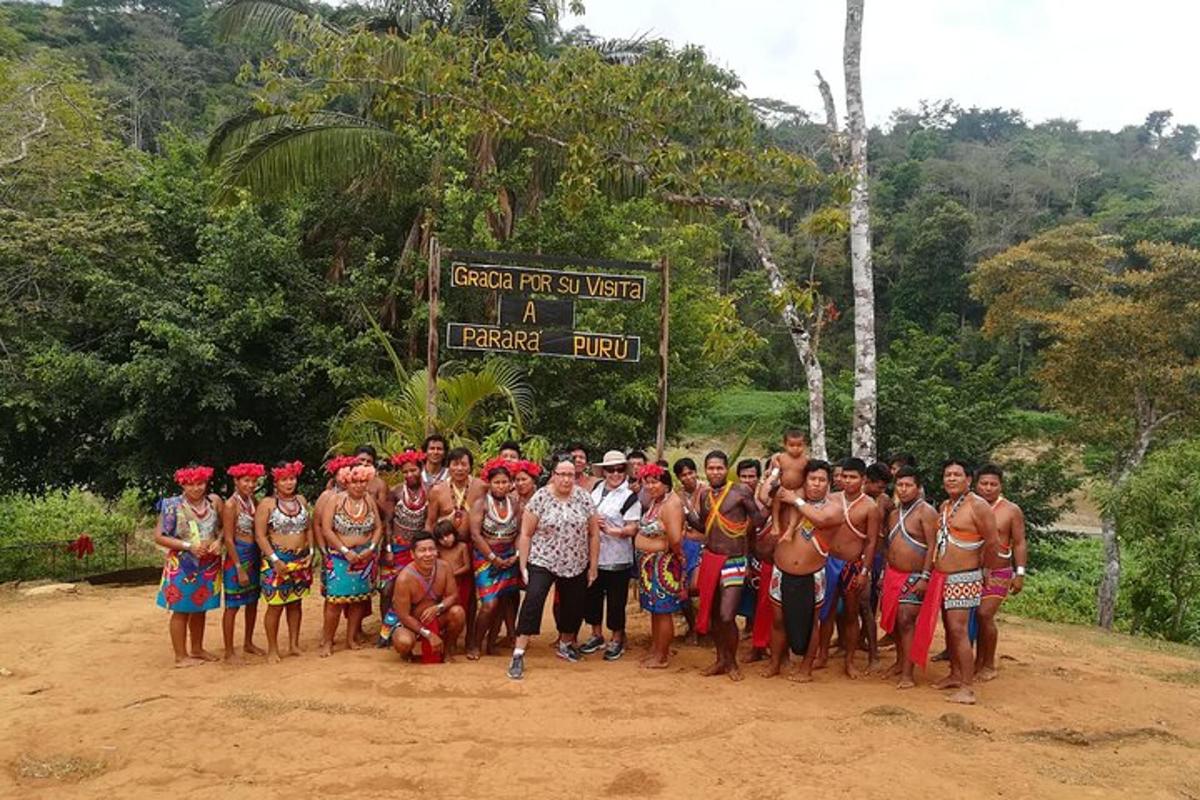 sekumpulan orang bergambar di hadapan papan tanda