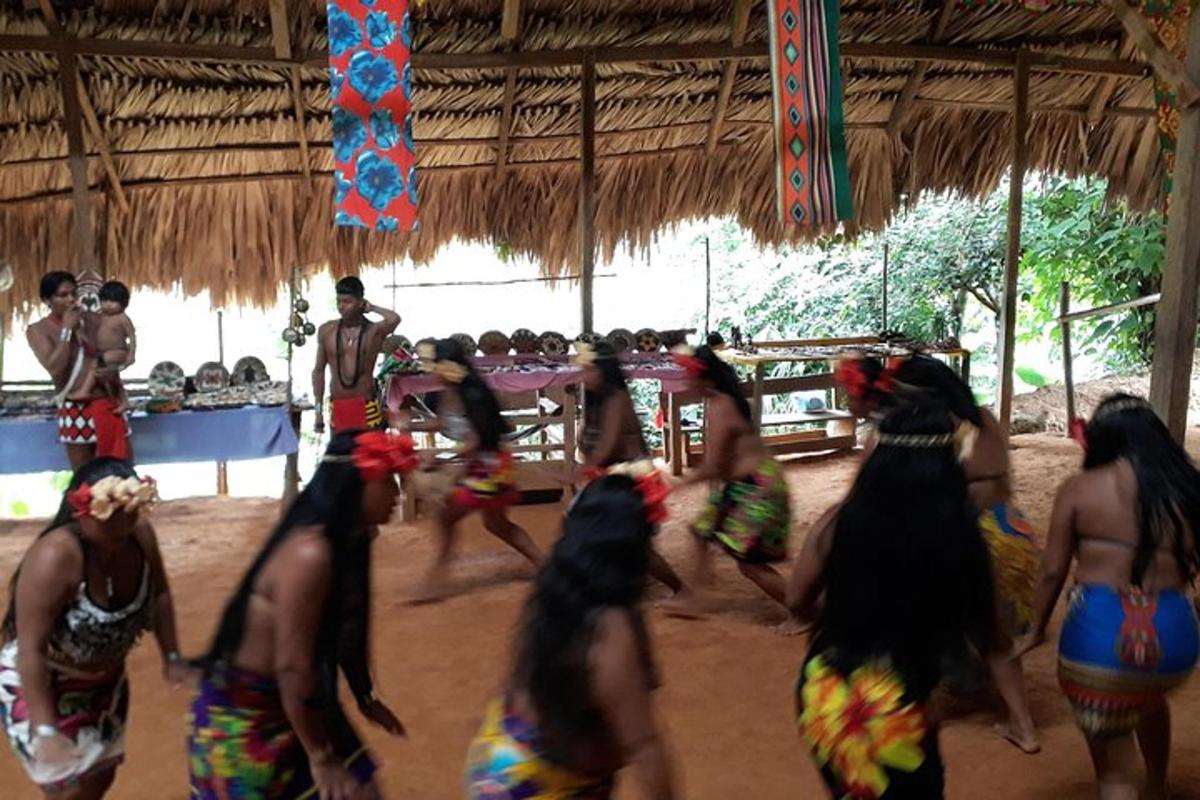 sekumpulan wanita menari di pantai