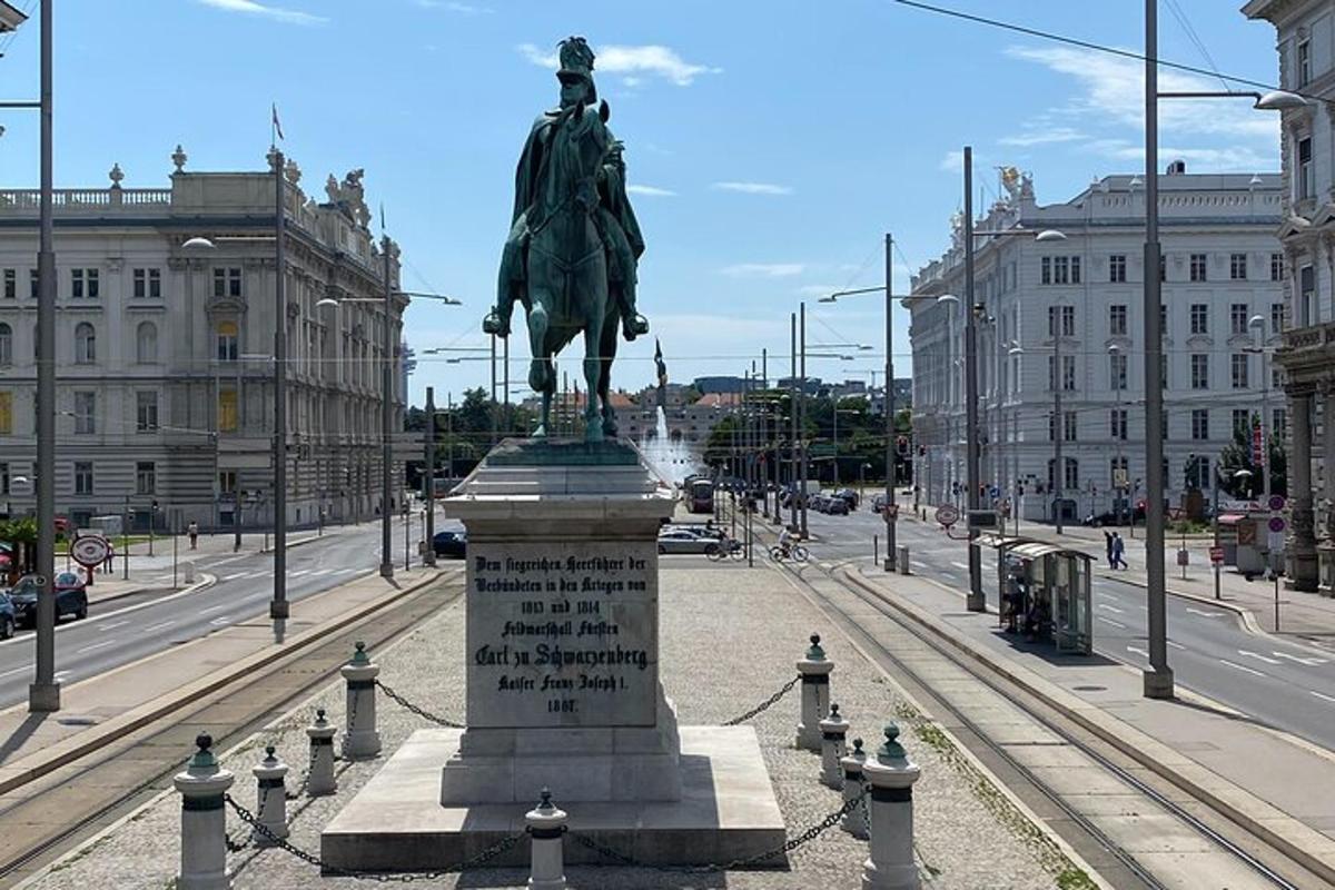 stytta af manni á hesti í borg