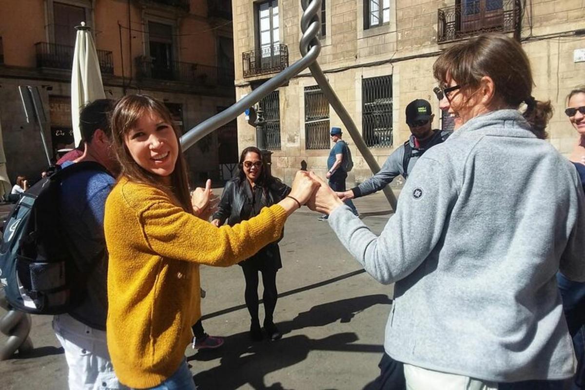 жена која држи руке жене која држи палицу
