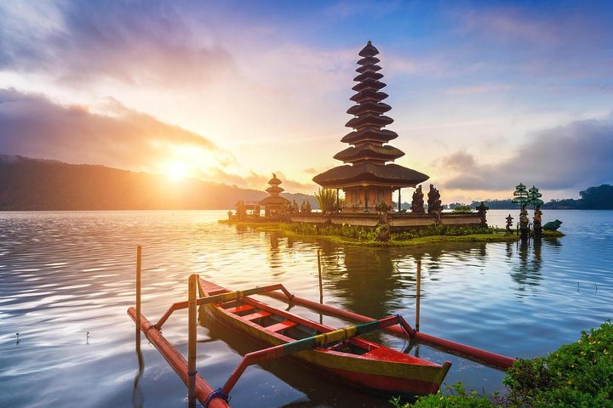 suda bir pagoda bulunan bir gölde küçük bir tekne