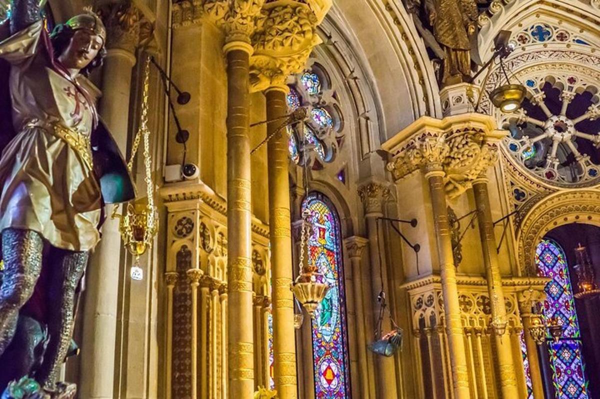 una chiesa con una statua e vetrate colorate