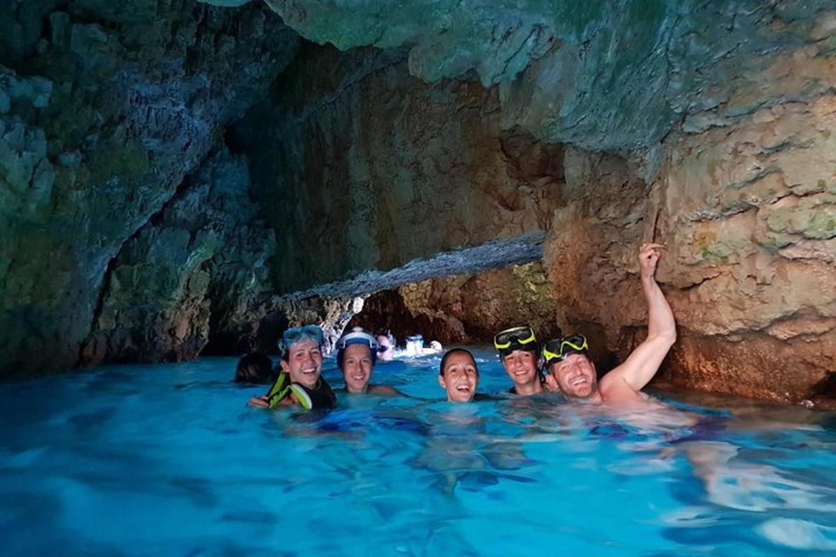 un grup de persones a l'aigua en una cova
