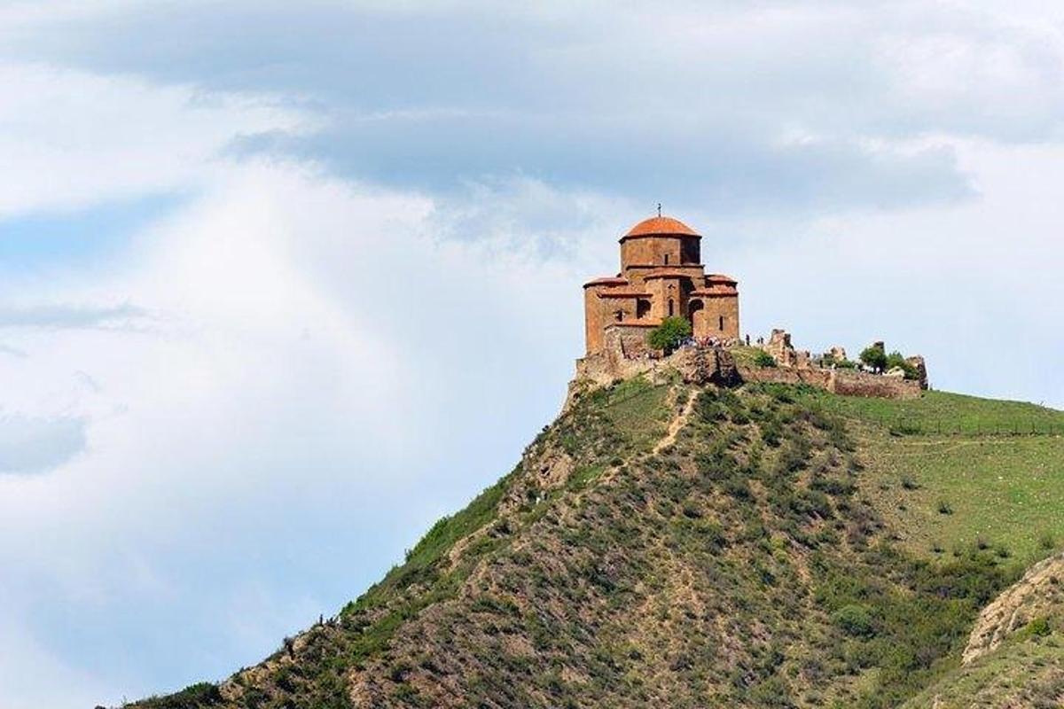 un castello in cima a una collina