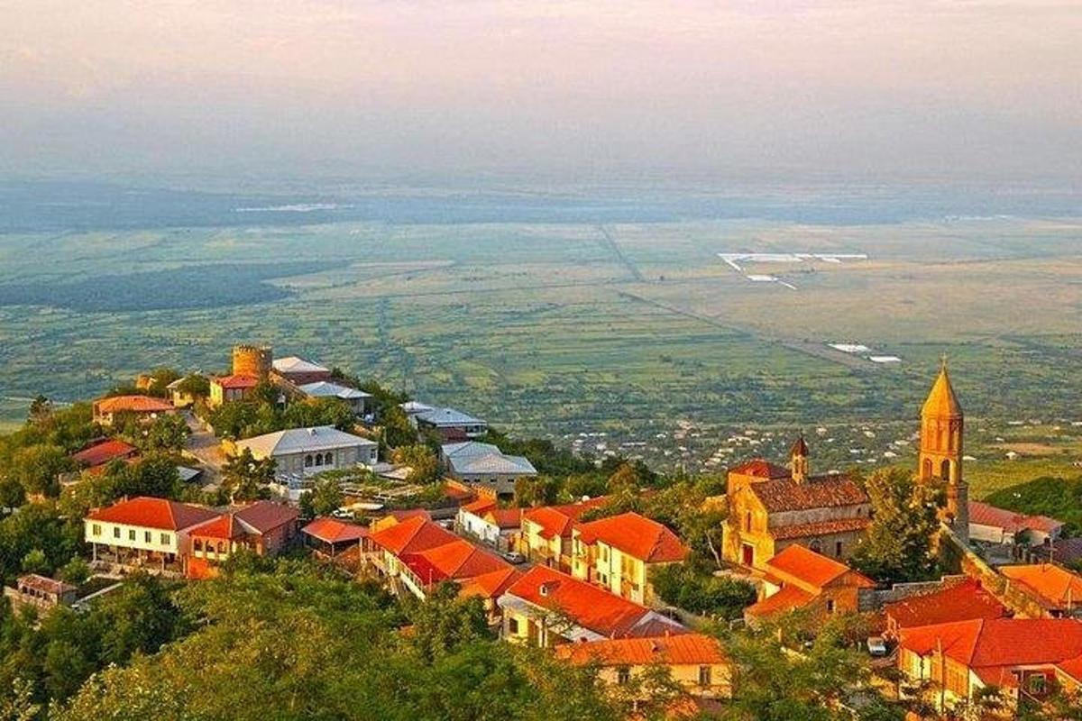 μια πόλη στην κορυφή ενός λόφου με μια εκκλησία