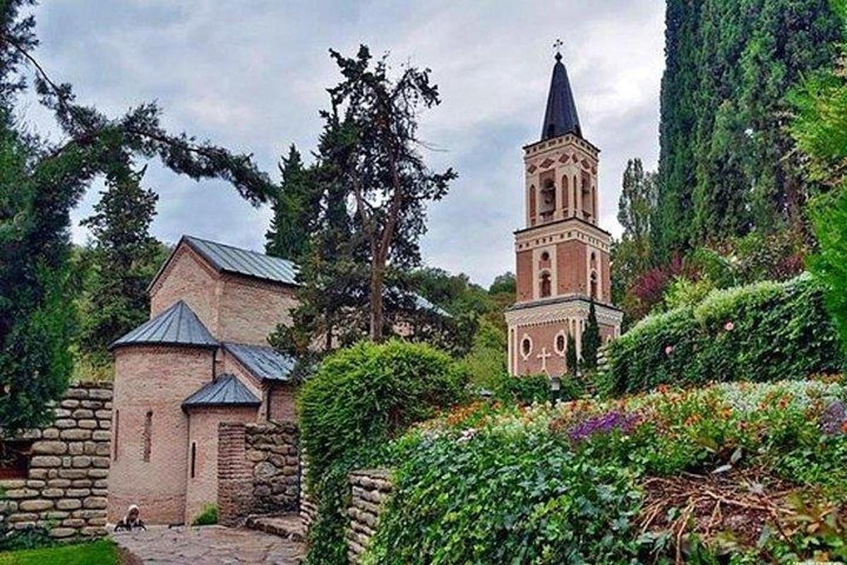 церковь с башней и церковь со шпилем