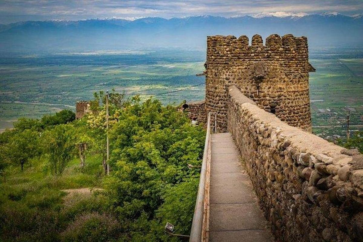 ένας πέτρινος τοίχος σε έναν λόφο με θέα