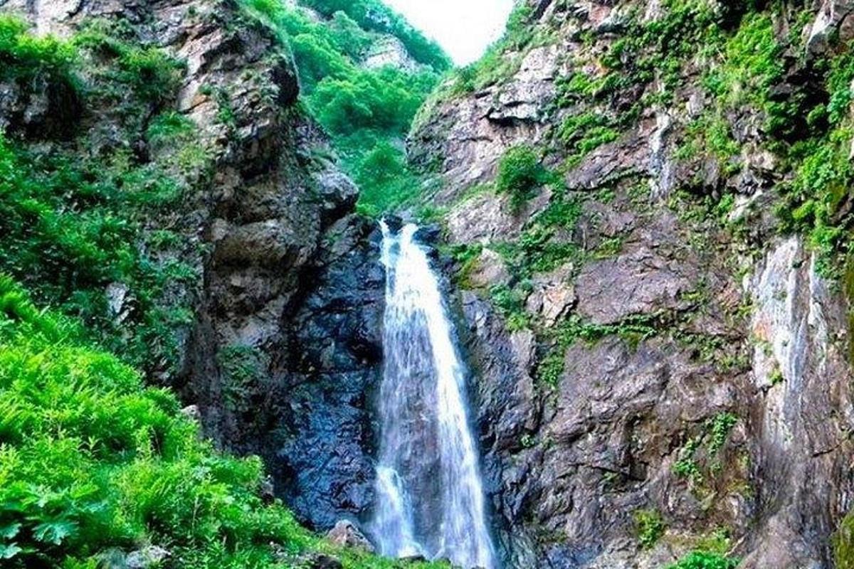 ένας καταρράκτης στην πλαγιά ενός βουνού