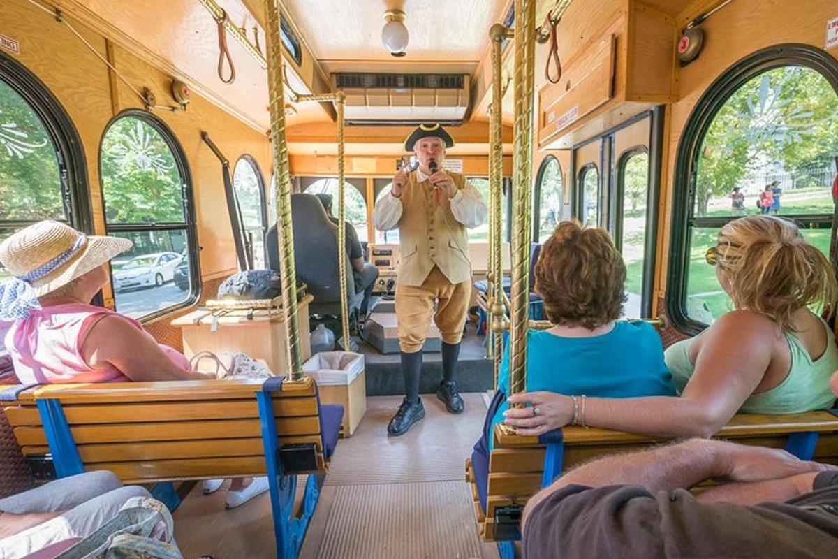 muž fotí lidi v autobuse