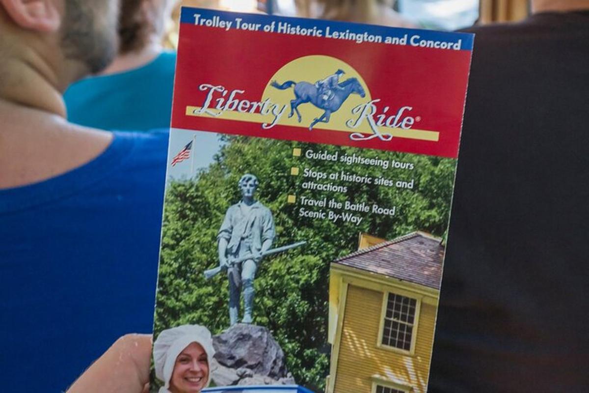 una persona sosteniendo un cartel con la imagen de una estatua