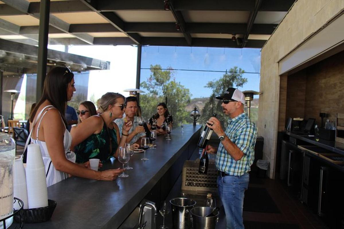 un uomo in piedi al bar con un gruppo di persone