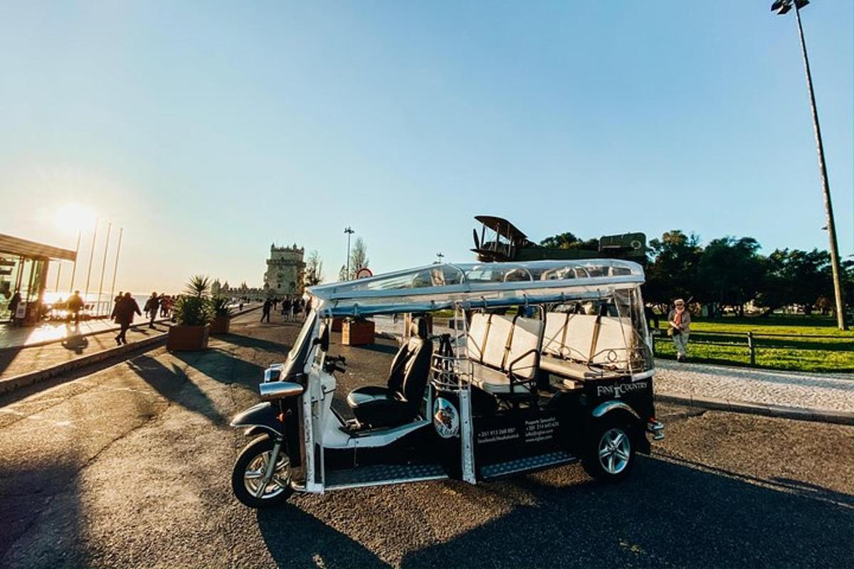 một chiếc xe golf đang đỗ trên phố