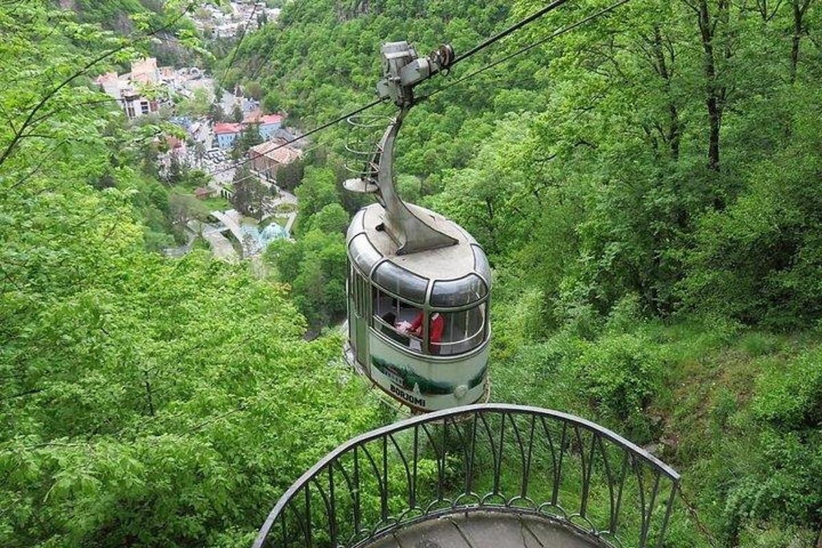 una funivia che sale su una collina in montagna