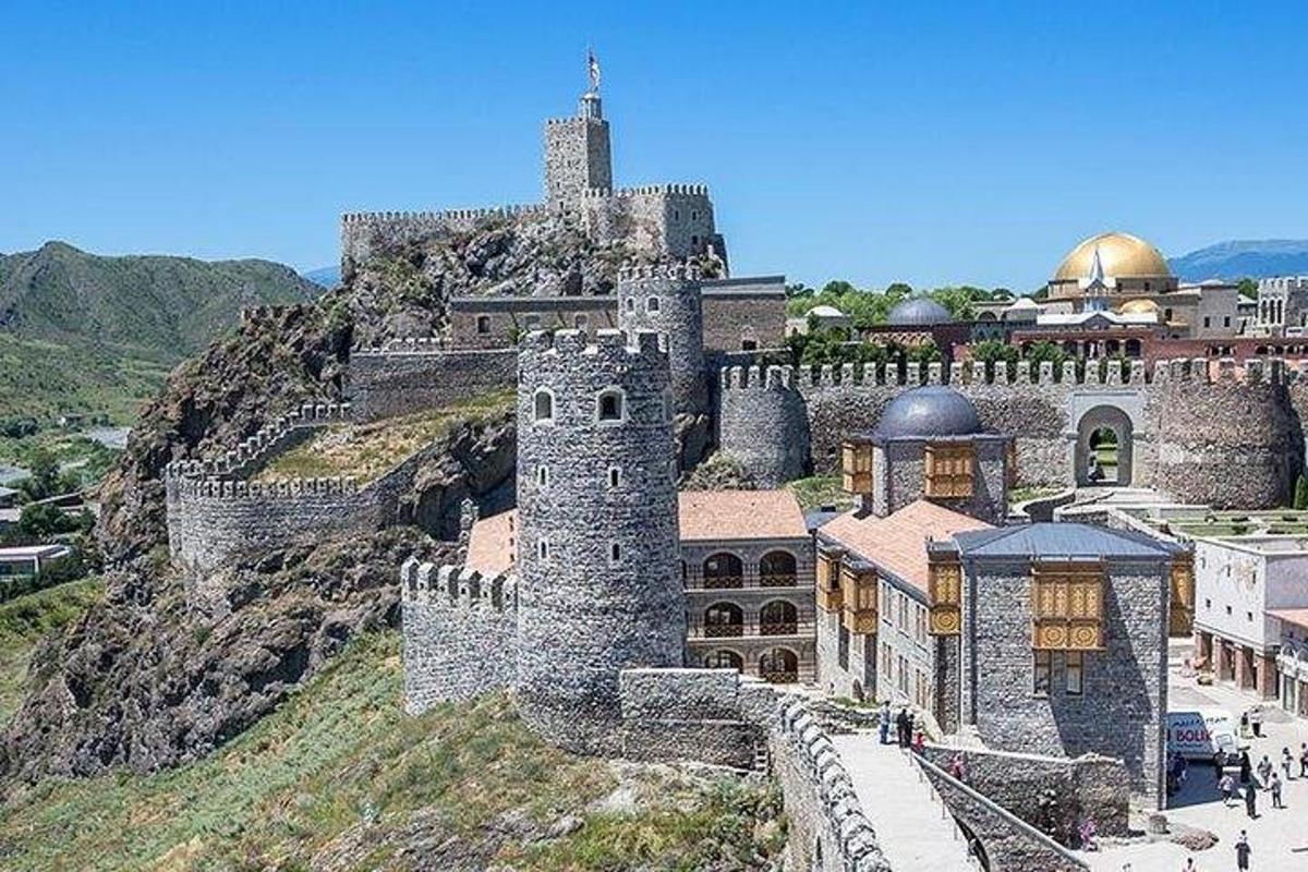 un castello in cima a una collina con un edificio