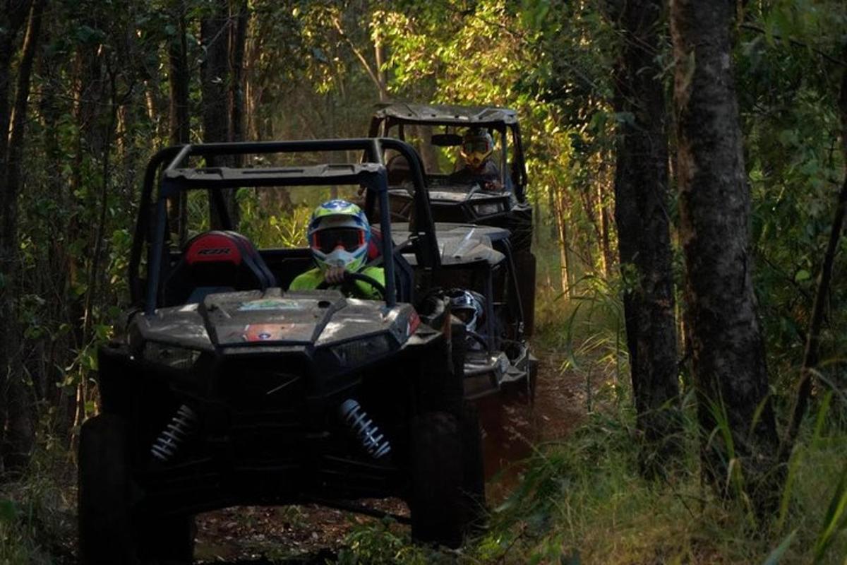 inimene ATV-ga mööda mudast rada sõitmas
