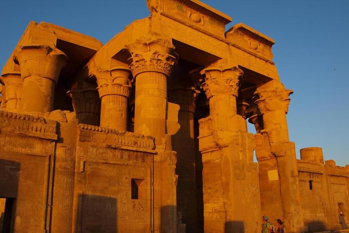 un antico edificio con colonne nel deserto