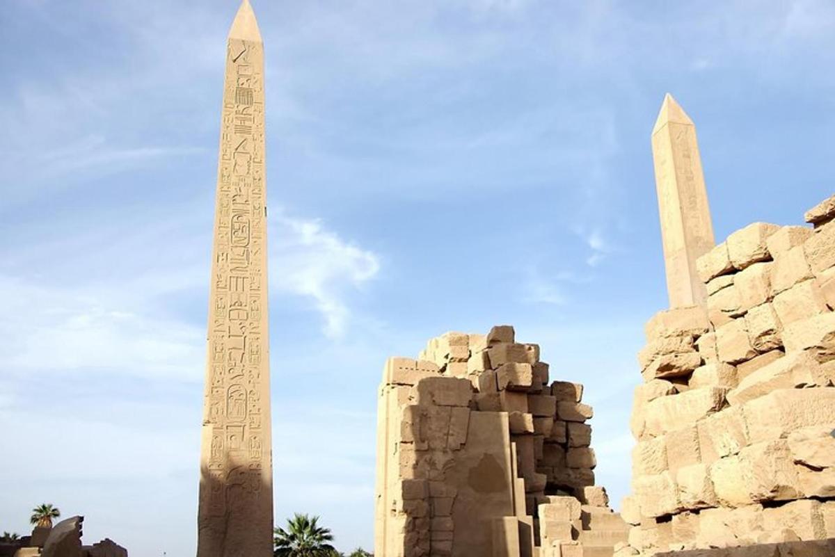 dua obelisk di hadapan bangunan batu