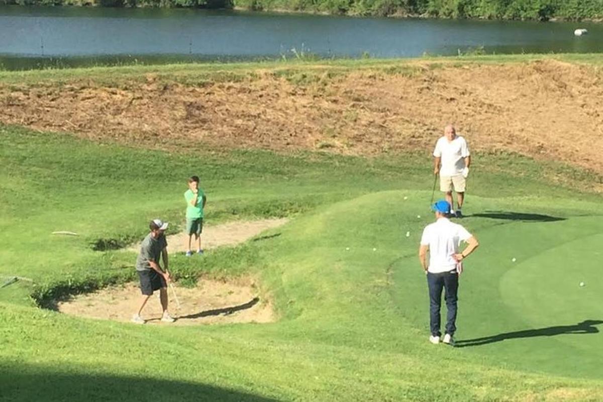 egy csoport ember golfozik egy golfpályán
