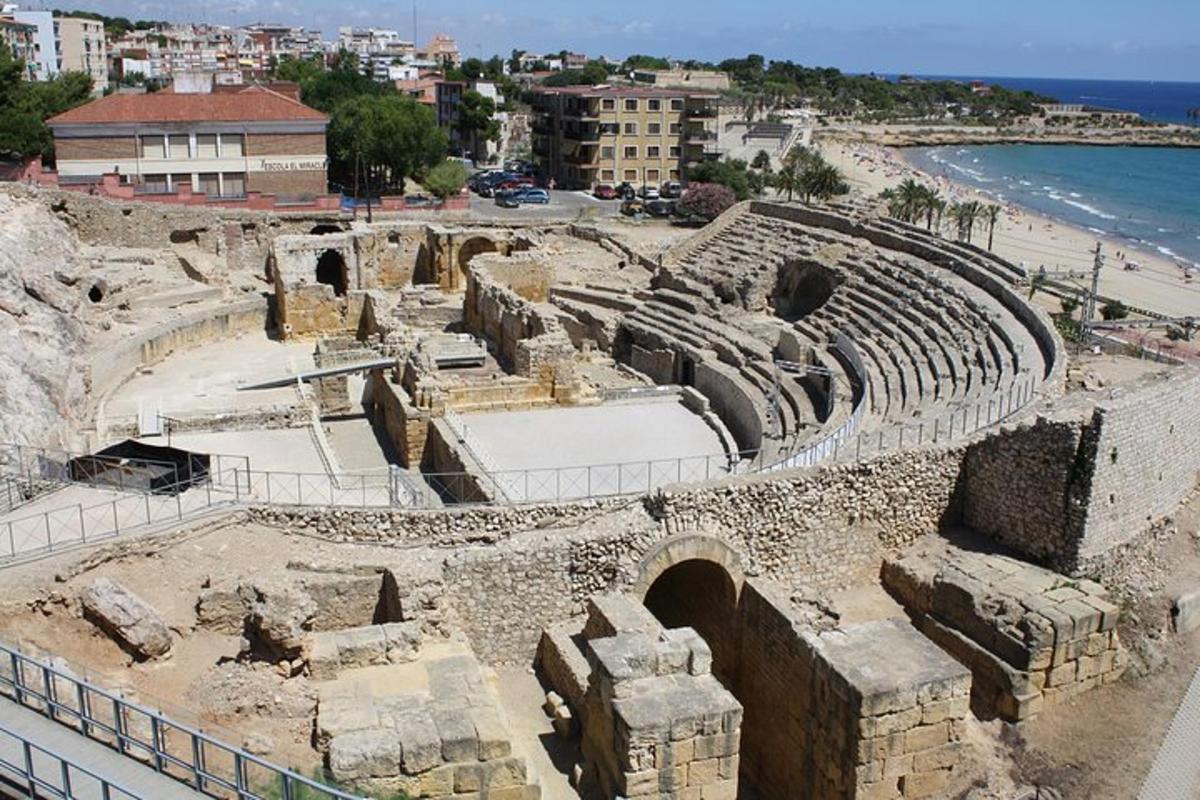 un antico anfiteatro sul lato di una spiaggia
