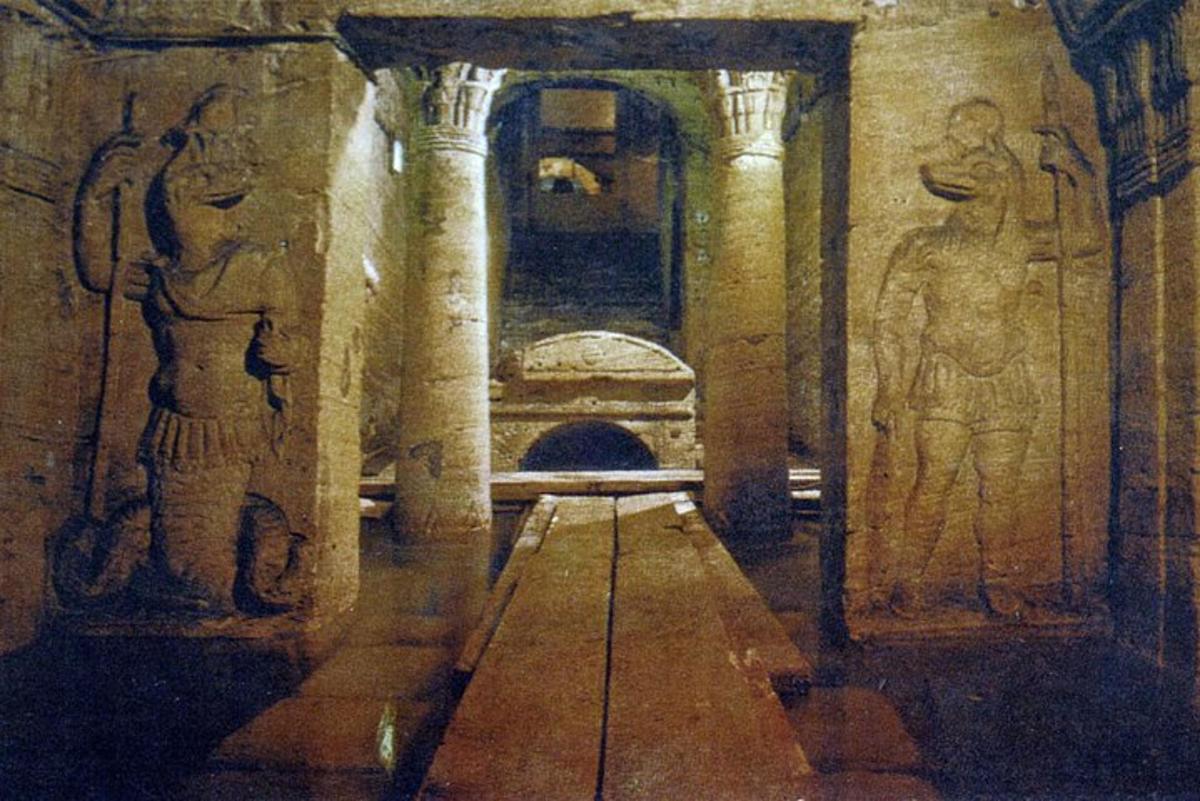 una stanza con statue sulle pareti di una grotta