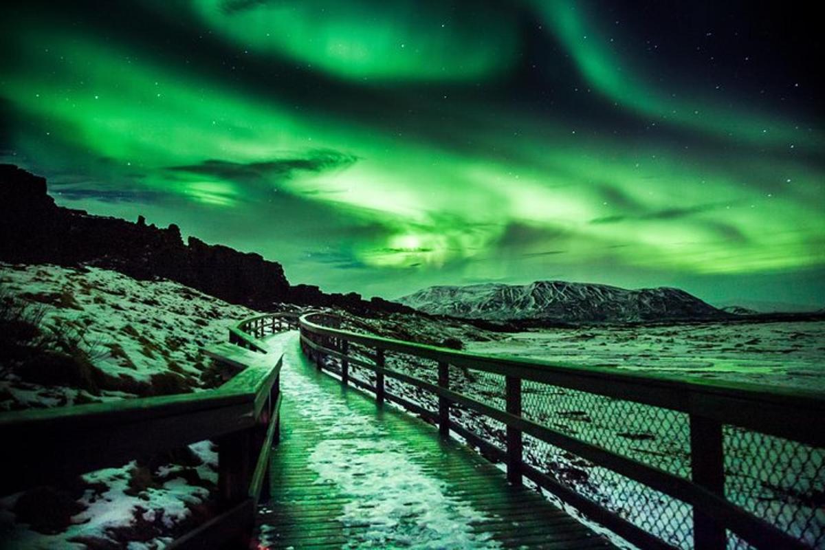 uma ponte com a aurora boreal no céu