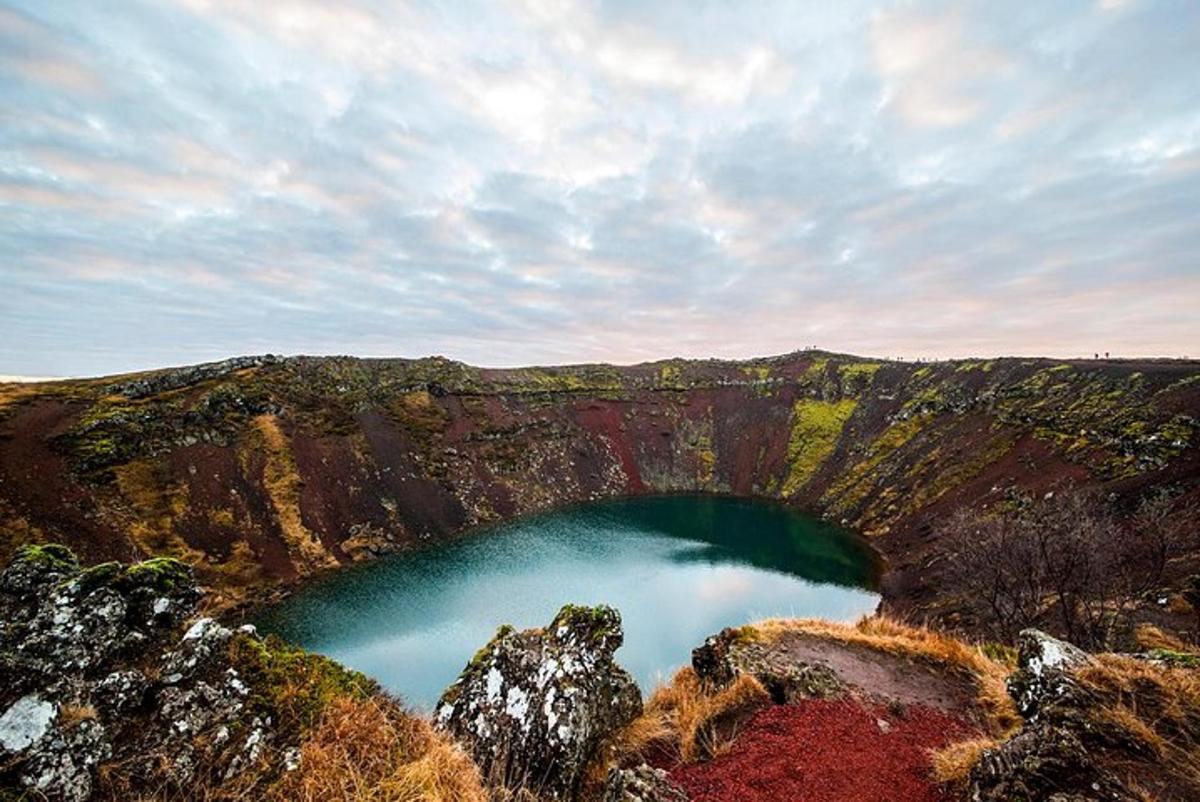 una grande pozza d'acqua in un canyon