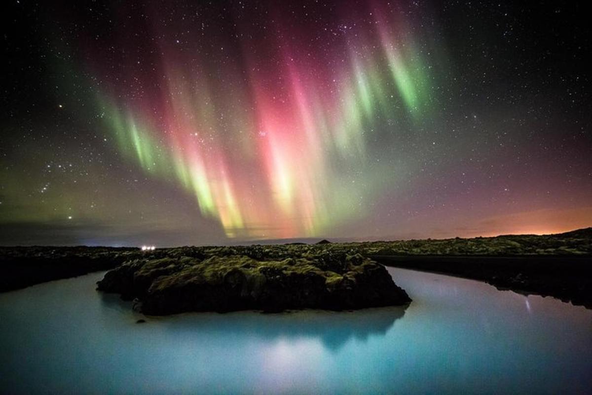 uma imagem da aurora boreal sobre um corpo d'água
