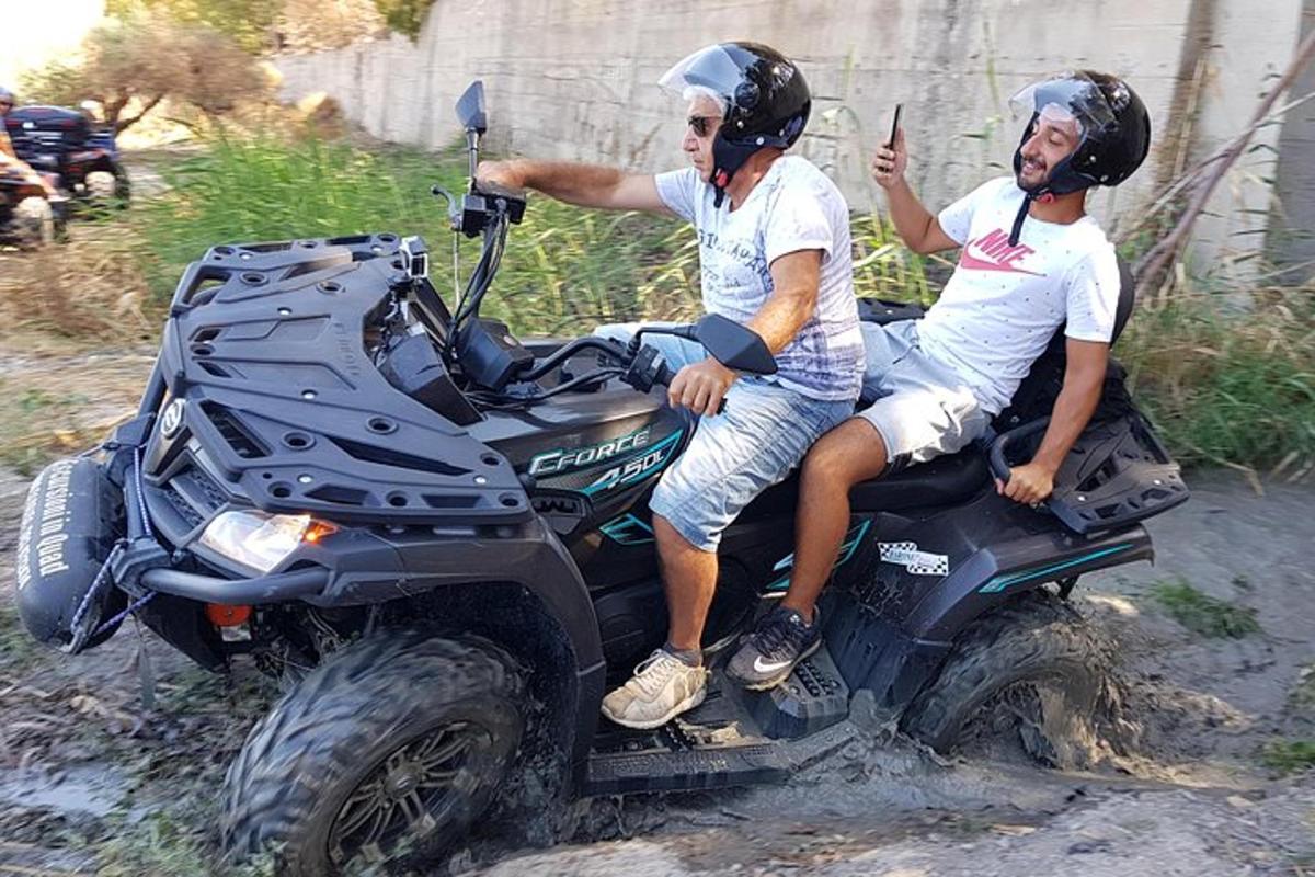 dva muži v helmách sedící na terénní motorce