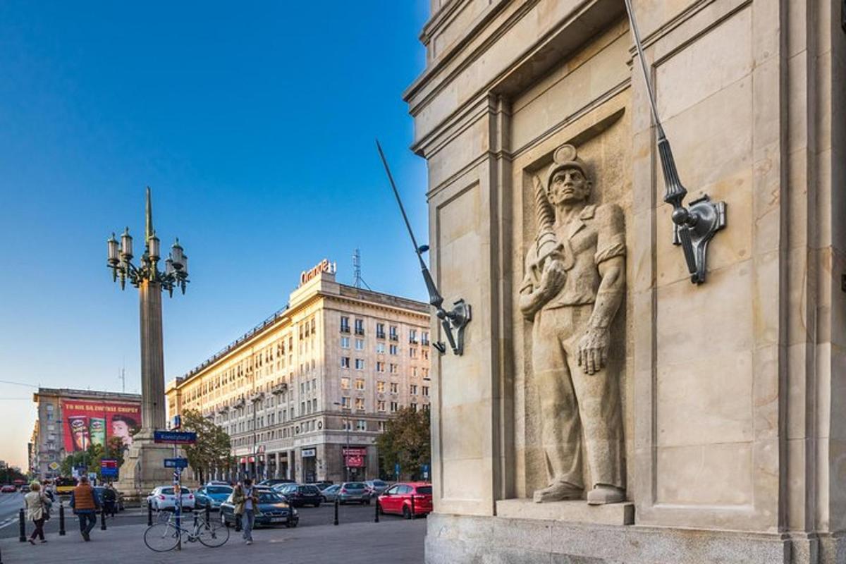 statua mężczyzny na ścianie budynku