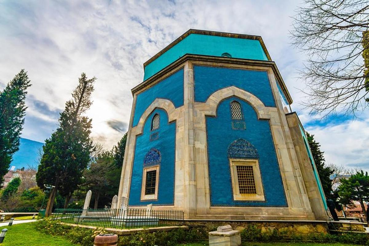 gökyüzü olan bir alanda mavi bir bina