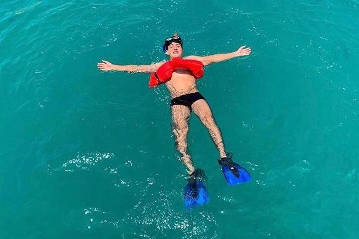 eine Frau, die auf einem Surfbrett im Meer schwimmt