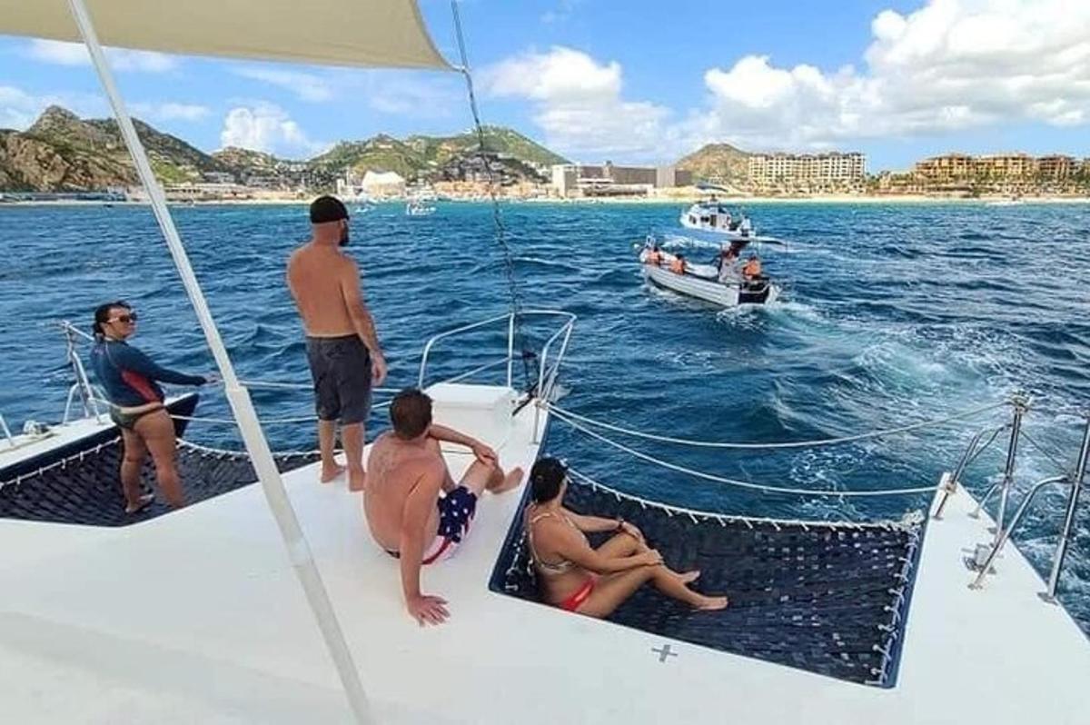 μια ομάδα ανθρώπων σε μια βάρκα στο νερό