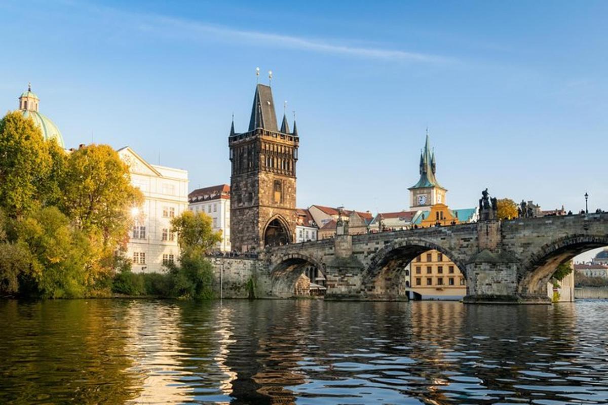 egy híd egy folyó felett egy épületekkel teli városban
