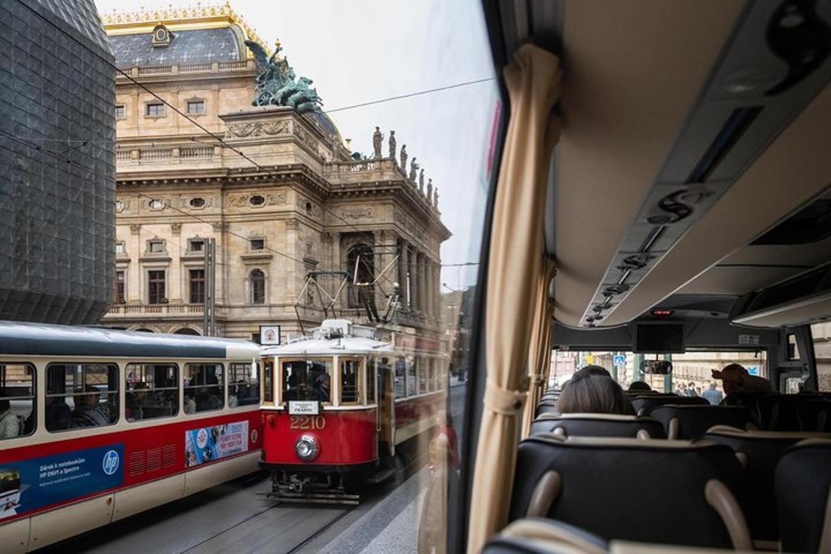 un tren roșu și alb care trece pe lângă o clădire