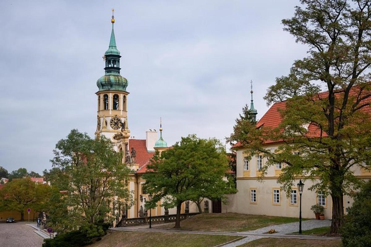 egy épület, amelynek tornya egy órával van ellátva