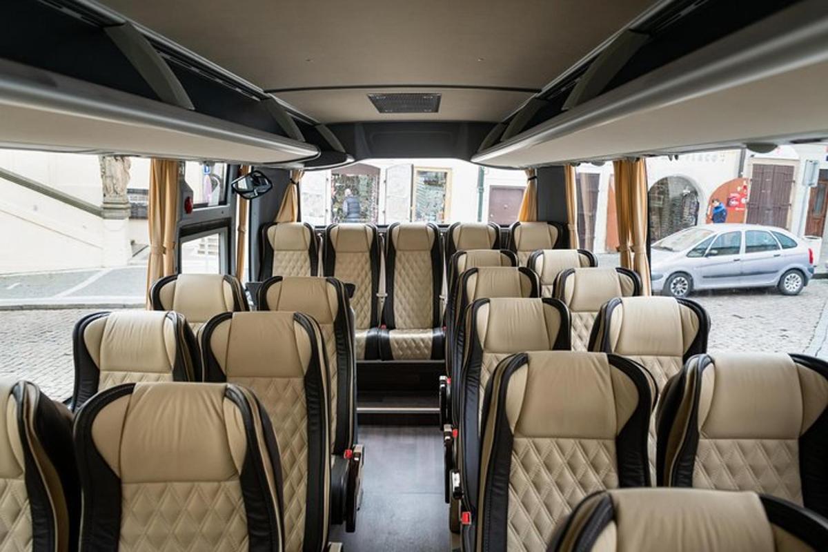 un autobuz gol cu locuri goale pe o stradă