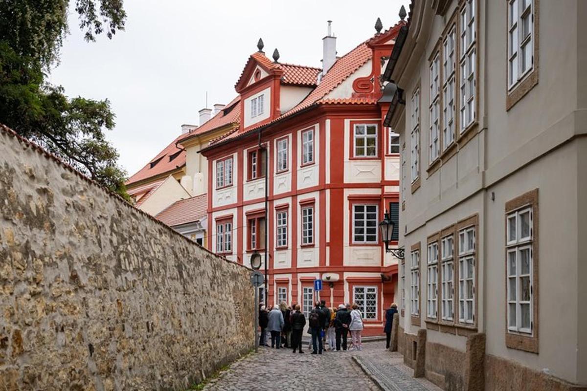 egy csoport ember sétál az utcán