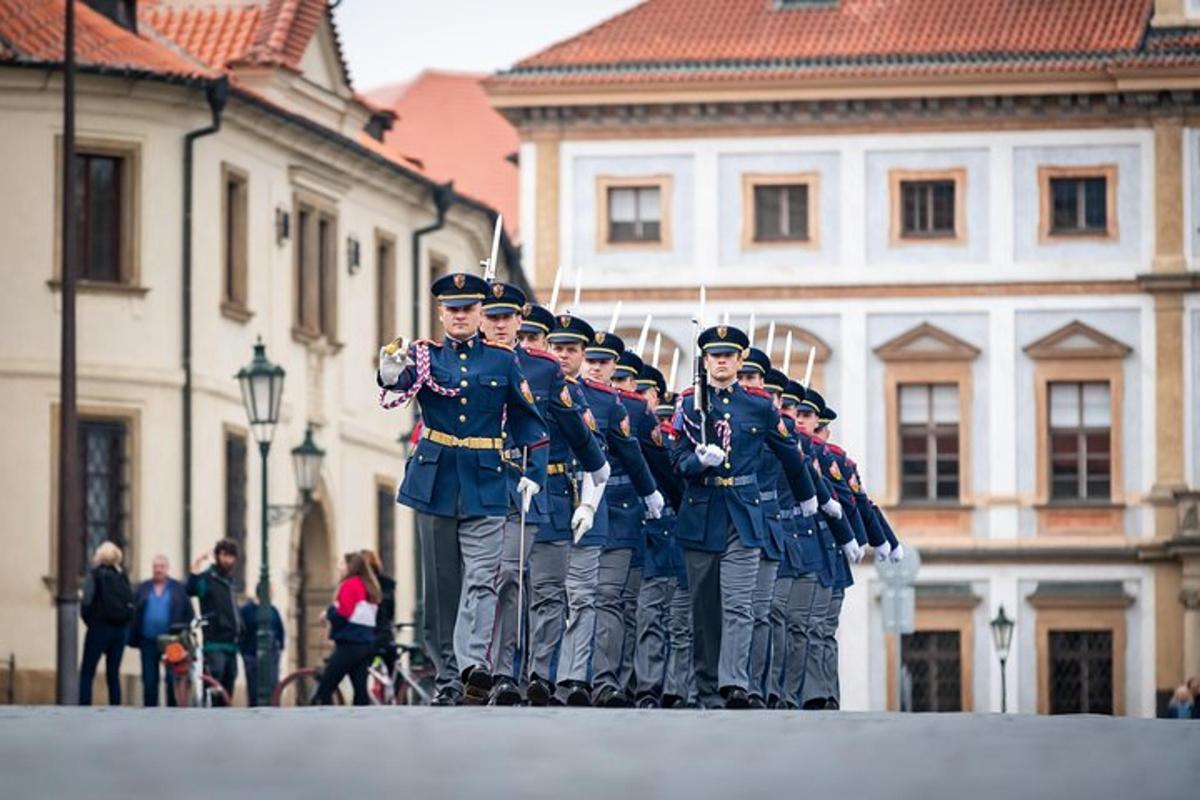 egy csoport kék egyenruhás férfi pózol egy képhez