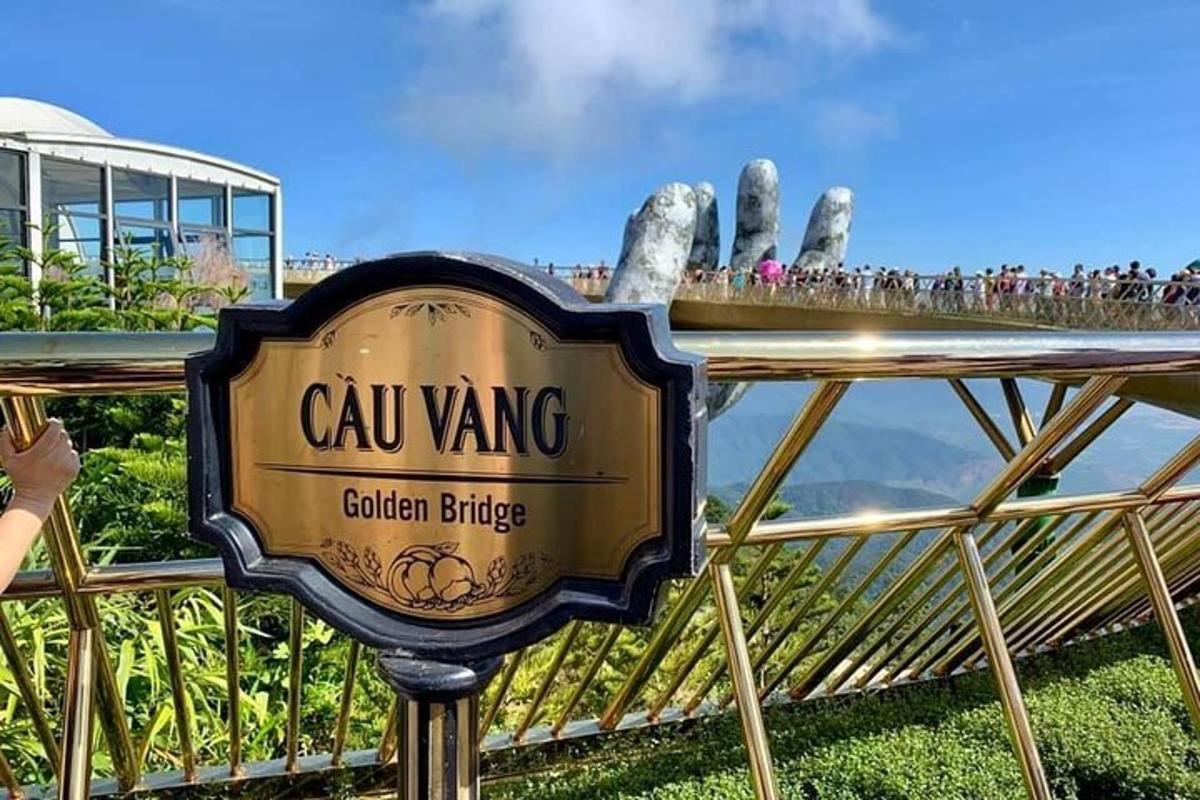 un rètol per al pont daurat de Calanyon amb una multitud de gent