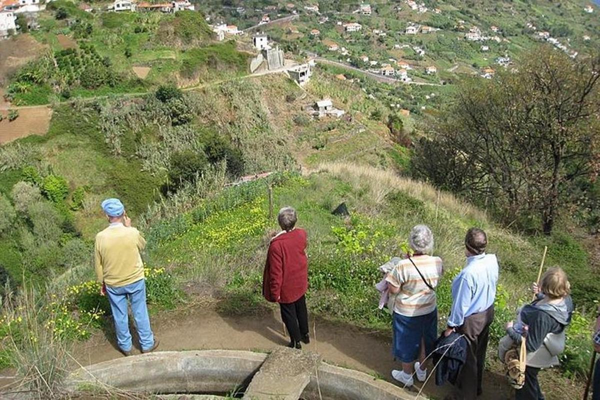 um grupo de pessoas em pé no topo de uma colina