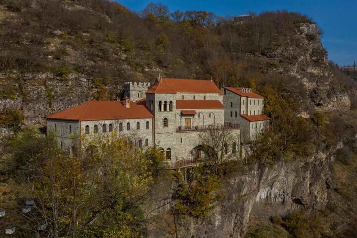 un edificio en la ladera de una montaña