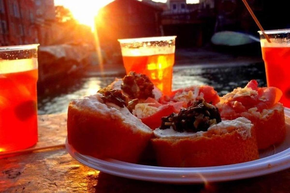 un piatto di frutta su un tavolo con due bevande