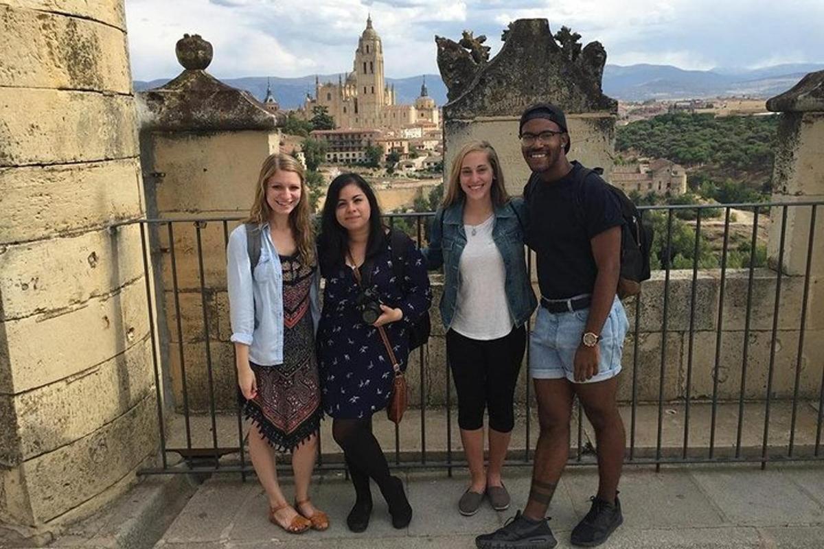 un grupo de personas de pie en lo alto de un edificio