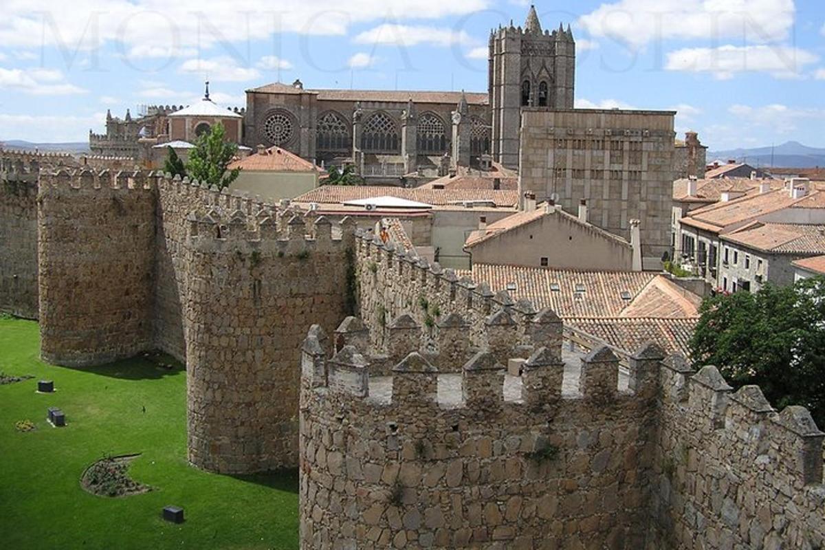 Una vista de una ciudad con un castillo y una iglesia.