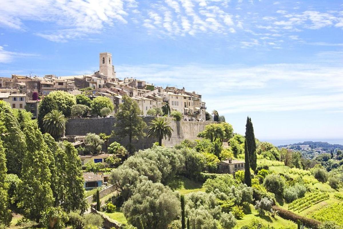 un pueblo en la cima de una colina con árboles