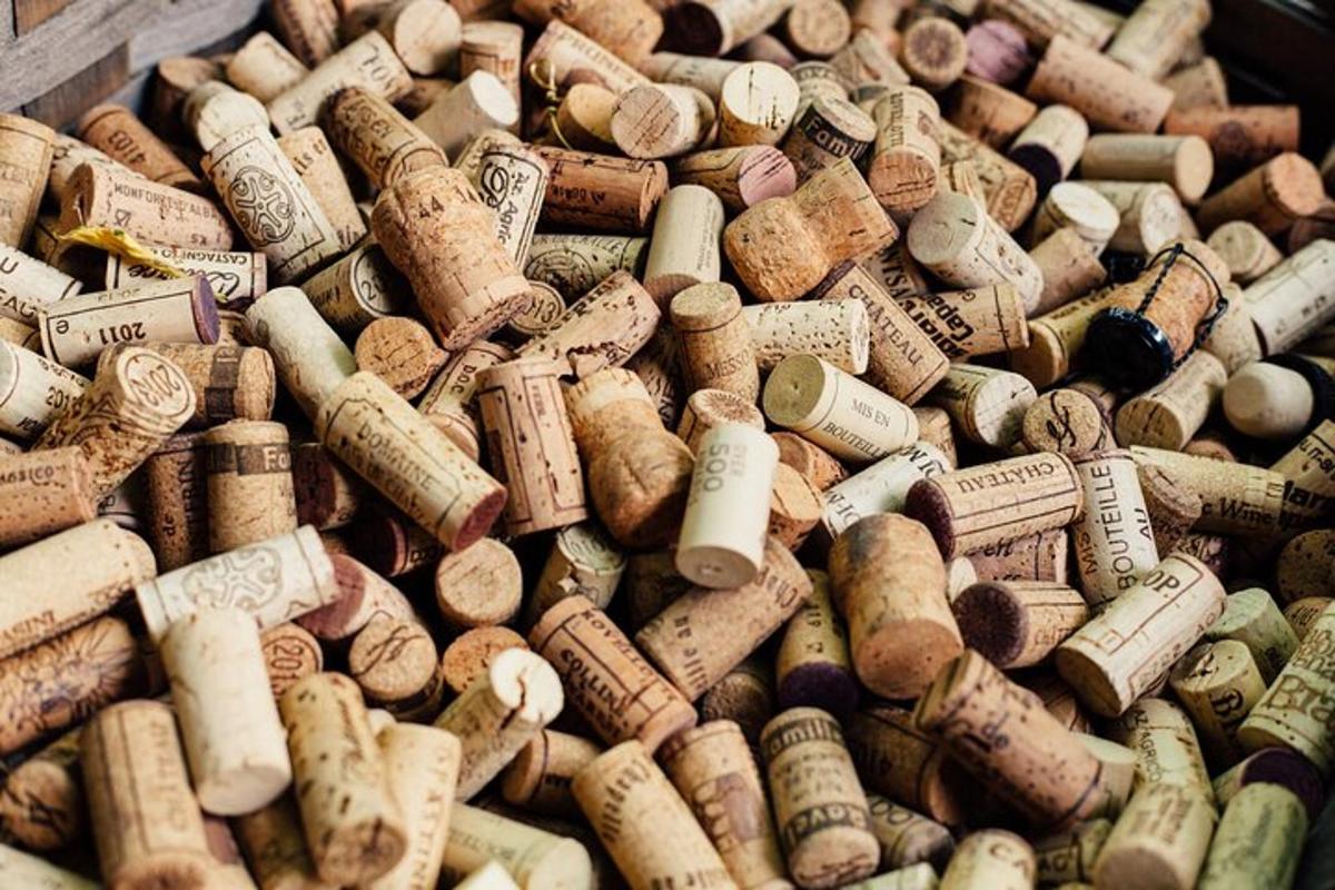 Una pila de corchos de vino colocados uno al lado del otro