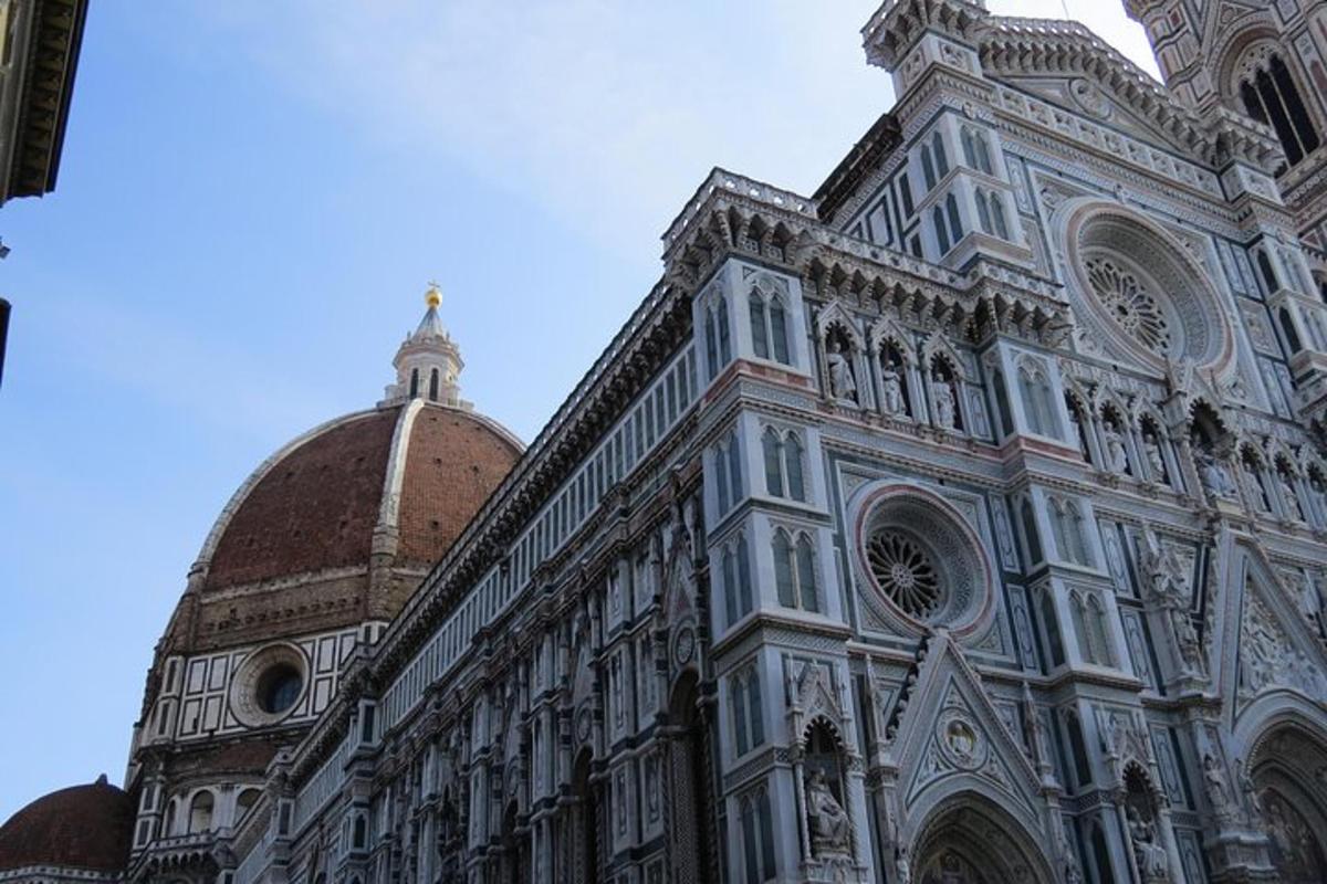 un grande edificio con una cupola in cima