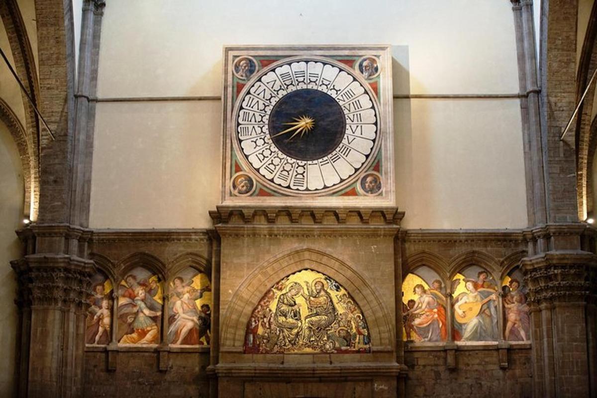 un orologio sul lato di un edificio con dipinti